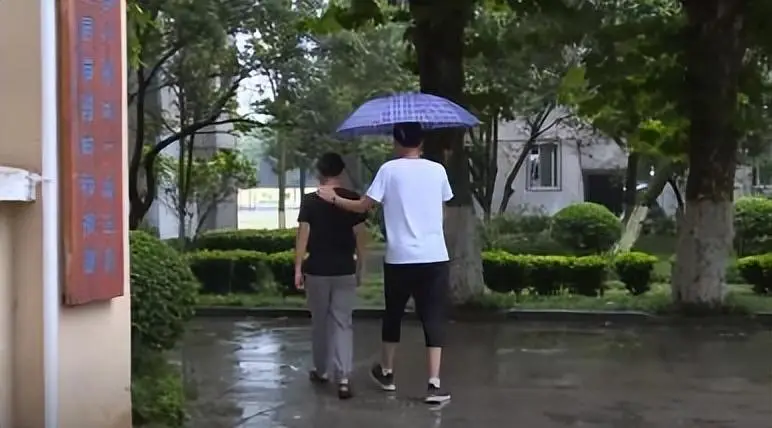 高考结束后，男生直奔妈妈墓地——一份深切的怀念与成长