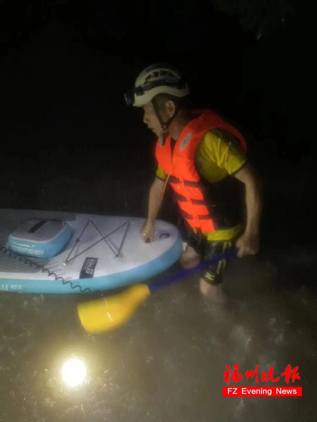 男童台风天划桨板漂流5小时获救，奇迹背后的故事