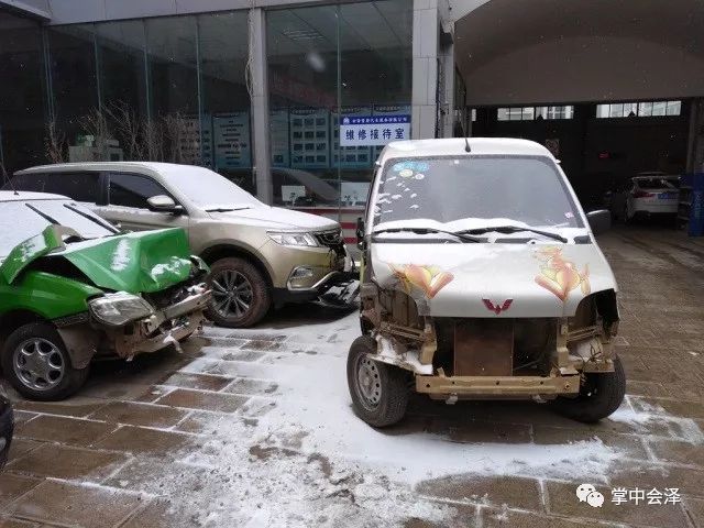 油罐车雨天打滑，越野车助其脱困