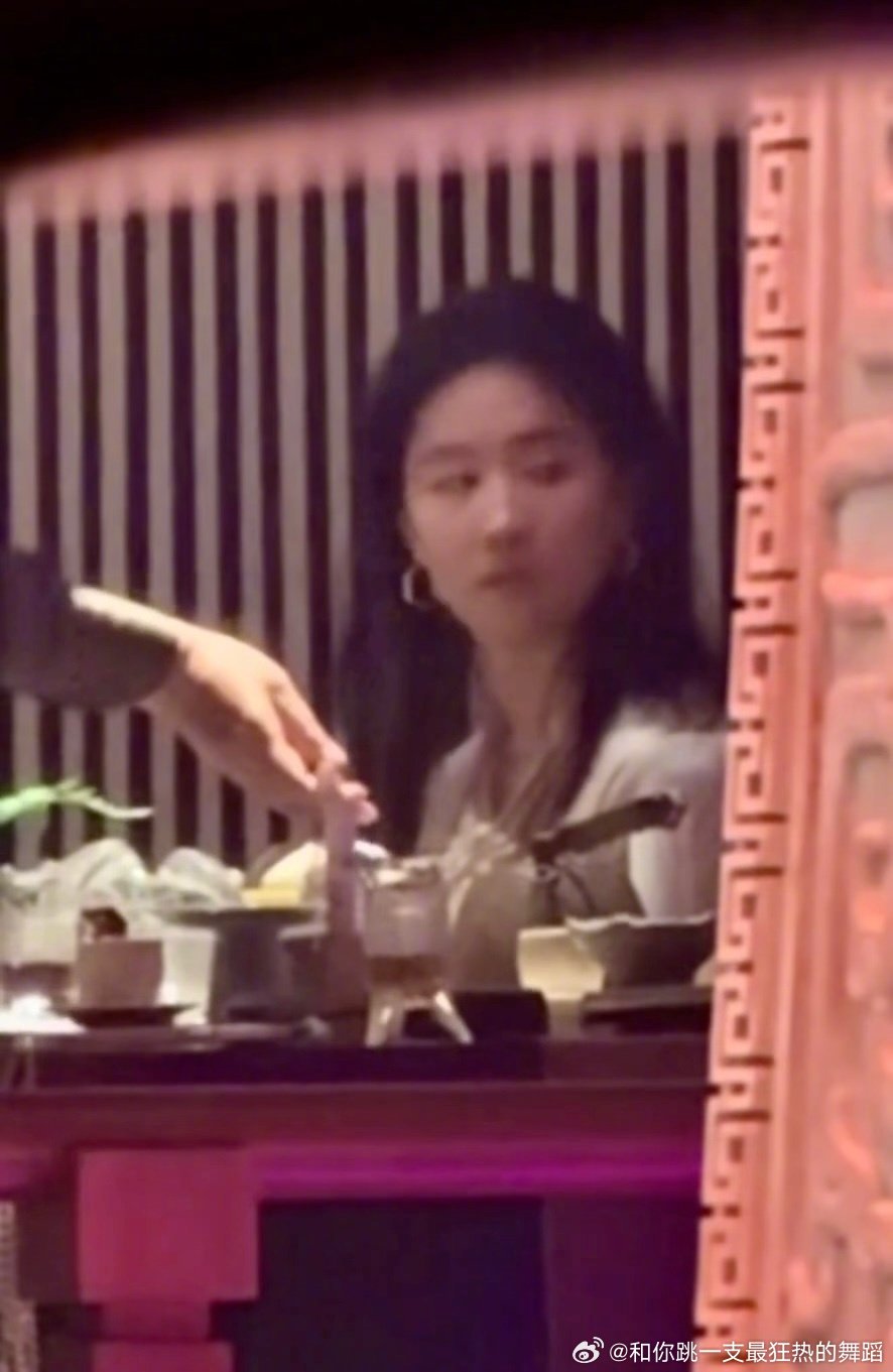 偶遇刘亦菲就餐，星光熠熠照人间