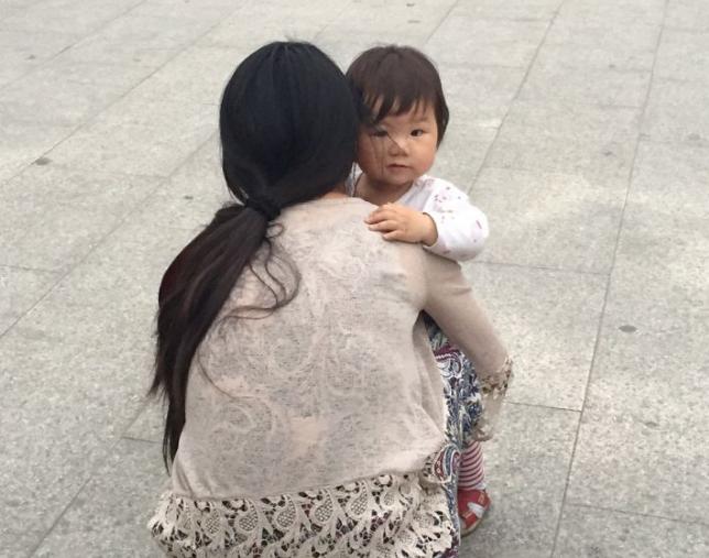 女生在公司午休一觉睡到五点半