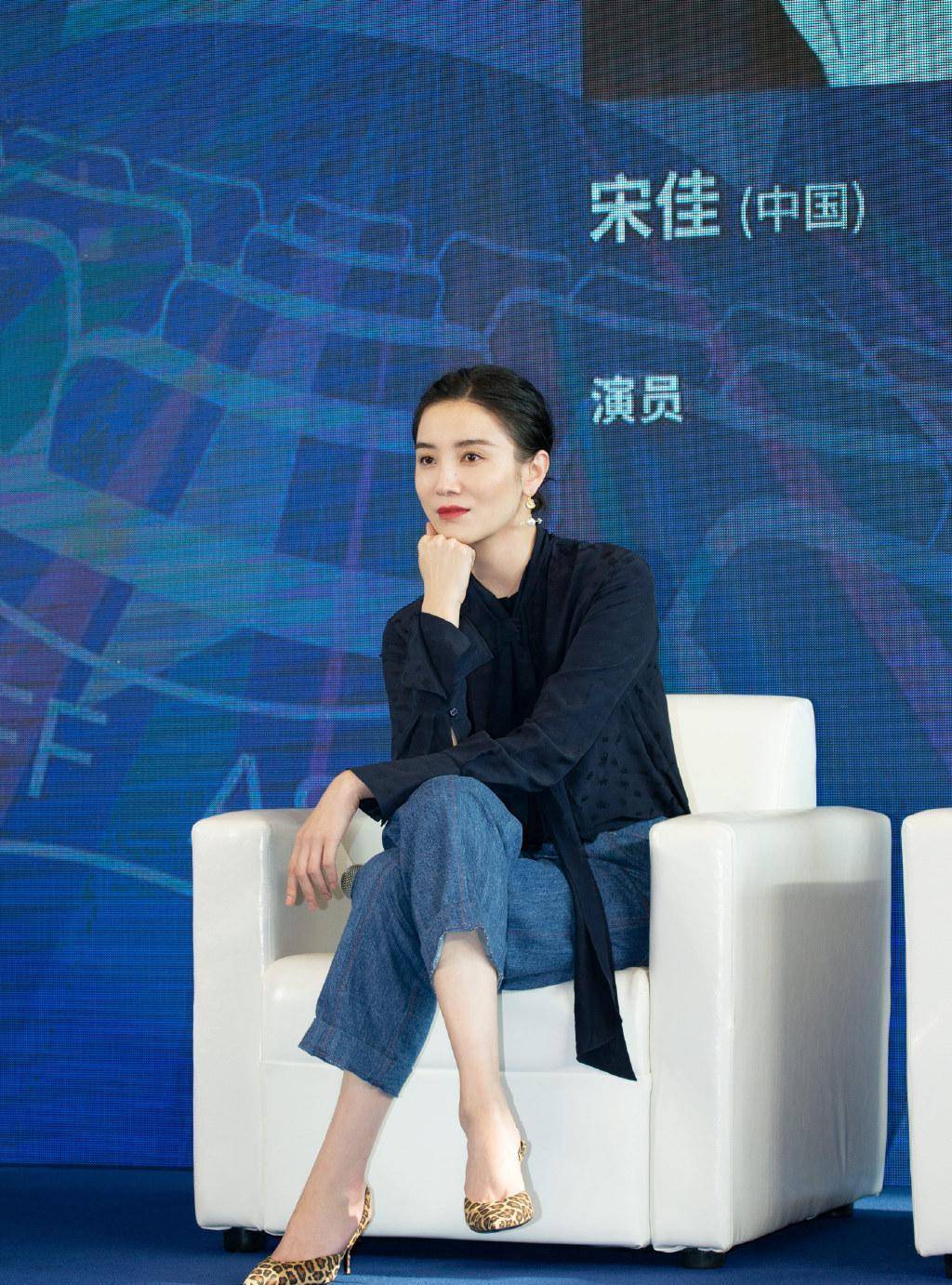 宋佳吐槽不想穿高跟鞋了——明星脚下的辛酸与时尚追求
